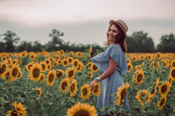 Mavi Elbise Şapka Bir Fincan Kahve Ayçiçeği Tarlasında Yaz Tutan — Stok fotoğraf