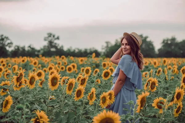 Mavi Elbiseli Genç Kadın Ayçiçeği Tarlası Şapkayla Yaz Hayal Ediyor — Stok fotoğraf