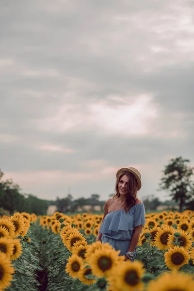 Jeune Femme Rêveuse Robe Bleue Chapeau Regardant Vers Avant Souriant — Photo