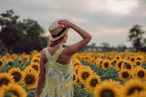 Jeune Femme Rêveuse Robe Jaune Tenant Chapeau Avec Une Main — Photo