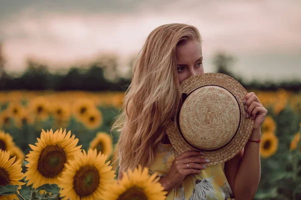 Jeune Femme Rêveuse Robe Jaune Cachant Ses Yeux Avec Chapeau — Photo