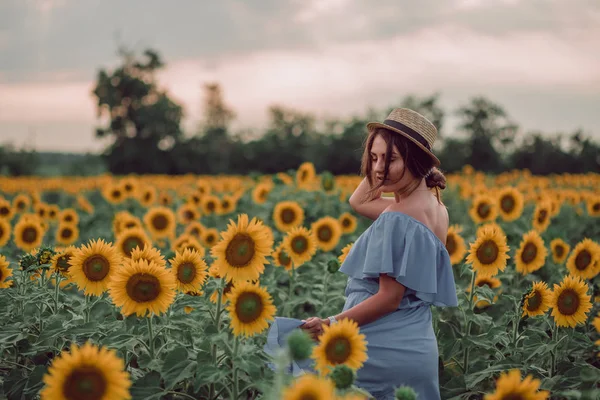 Jeune Femme Rêveuse Robe Bleue Chapeau Tenant Robe Avec Une — Photo