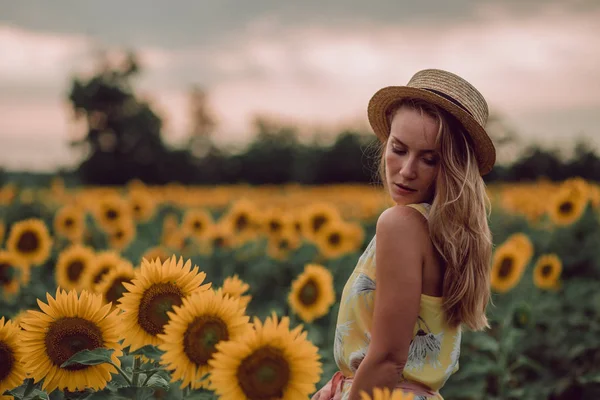 梦到穿着黄色衣服的年轻女子 夏天用手牵着头发在向日葵的田野里 从她的前面可以看到 往下看 复制空间 — 图库照片