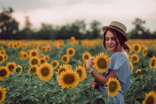 Jeune Femme Rêveuse Robe Bleue Chapeau Tenant Tournesol Avec Une — Photo