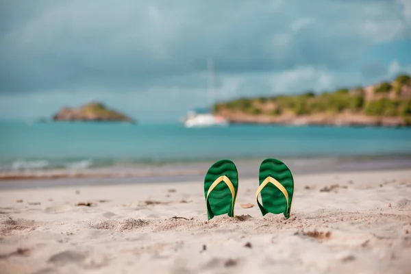 Yeşil beyaz beyaz kumlu plaja yakın deniz dalgaları, içinde kimse. Yaz tatil kavramı mavi su ile. Sakin ol, tropik adada tatil. Boşaltmak