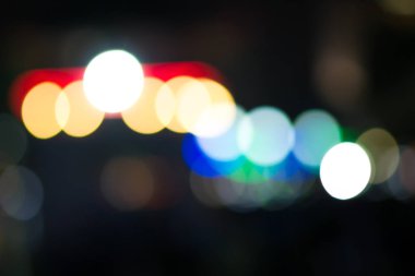 Soyut şehir sokak ışık bokeh, renkli ve koyu arka plan bulanıklık geceleri, defocused.