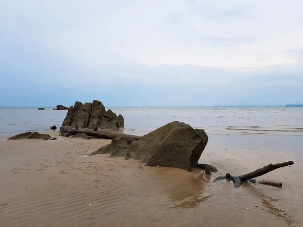 Песчаный Пляж Скалами Переднем Плане — стоковое фото