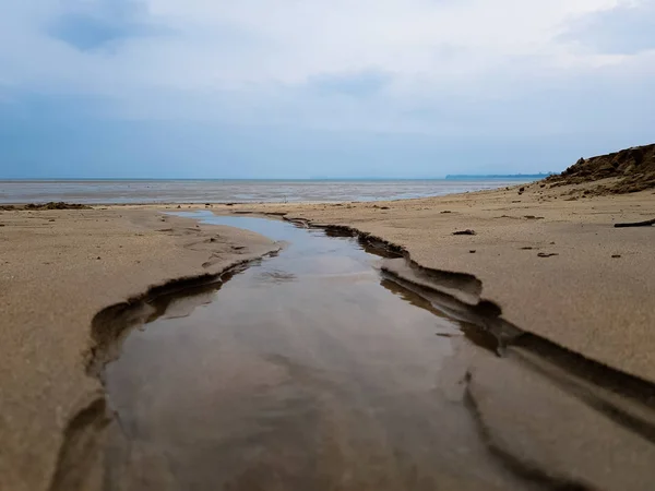 Песчаный Пляж Крупным Плаванием Морской Воды — стоковое фото