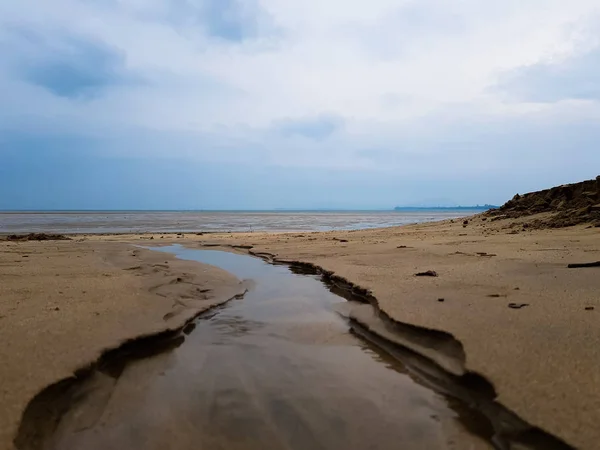 Песчаный Пляж Крупным Плаванием Морской Воды — стоковое фото