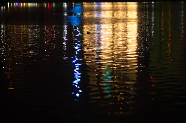 Światła Miasta Streszczenie Rozmyte Nocy Odzwierciedlone Rzece Rozmycie Bokeh Kolorowe — Zdjęcie stockowe
