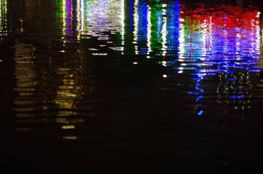 Geceleri, River'da yansıyan defocused soyut şehir ışık bokeh, renkli ve koyu arka plan bulanıklık.