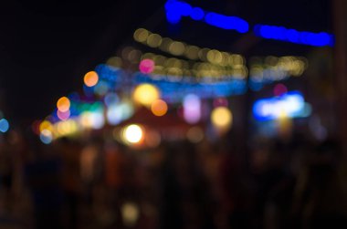 Soyut şehir sokak ışık bokeh, renkli ve koyu arka plan bulanıklık geceleri, defocused.