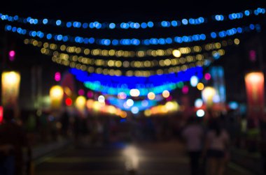 Soyut şehir sokak ışık bokeh, renkli ve koyu arka plan bulanıklık geceleri, defocused.