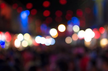 Soyut şehir sokak ışık bokeh, renkli ve koyu arka plan bulanıklık geceleri, defocused.