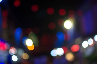 Soyut şehir sokak ışık bokeh, renkli ve koyu arka plan bulanıklık geceleri, defocused.