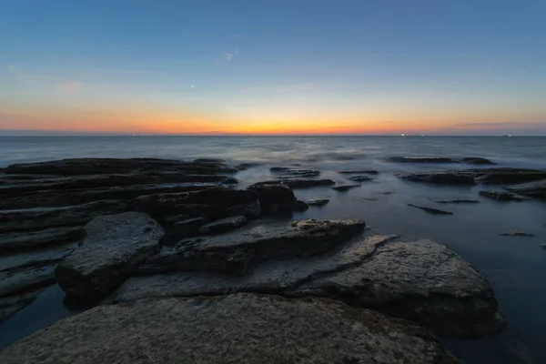 自然日落或日出以岩石和石头为前景 黑暗的背景 地平线风景 — 图库照片