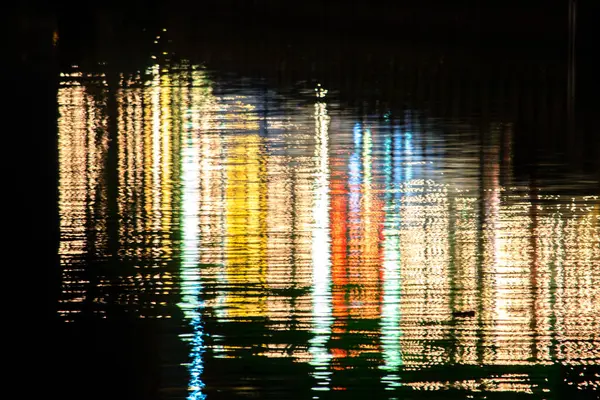 Światło Kolorowe Noc Zastanowić Się Nad Woda — Zdjęcie stockowe