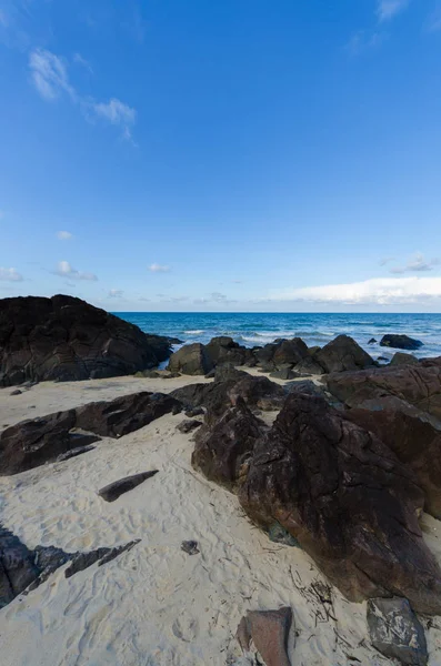 Playa Tropical Natural Cielo Azul Con Rocas Piedra Como Primer — Foto de Stock