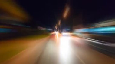 Hızlandırılmış gece trafik fütüristik hareket ile bulanıklık ve yakınlaştırma efektleri. Üzerinden yol veya sokaklar üzerinde hareket eden bir arabanın içinde ateş. 