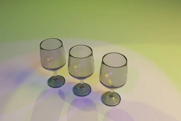 Transparente Gläser Mit Farbiger Beleuchtung Hintergrund Darstellung — Stockfoto
