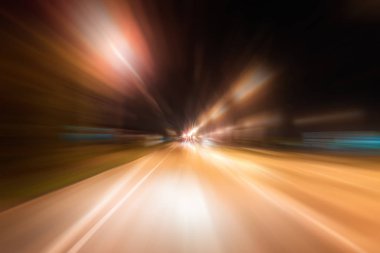 Gece trafik fütüristik hareket ile bulanıklık ve yakınlaştırma efektleri. Üzerinden yol veya sokaklar üzerinde hareket eden bir arabanın içinde ateş.