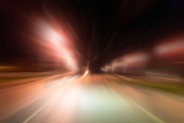 Gece trafik fütüristik hareket ile bulanıklık ve yakınlaştırma efektleri. Üzerinden yol veya sokaklar üzerinde hareket eden bir arabanın içinde ateş.