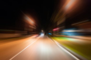 Gece trafik fütüristik hareket ile bulanıklık ve yakınlaştırma efektleri. Üzerinden yol veya sokaklar üzerinde hareket eden bir arabanın içinde ateş.
