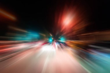 Gece trafik fütüristik hareket ile bulanıklık ve yakınlaştırma efektleri. Üzerinden yol veya sokaklar üzerinde hareket eden bir arabanın içinde ateş.