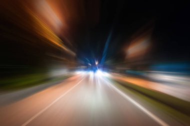 Gece trafik fütüristik hareket ile bulanıklık ve yakınlaştırma efektleri. Üzerinden yol veya sokaklar üzerinde hareket eden bir arabanın içinde ateş.