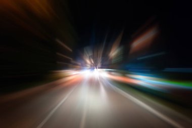 Gece trafik fütüristik hareket ile bulanıklık ve yakınlaştırma efektleri. Üzerinden yol veya sokaklar üzerinde hareket eden bir arabanın içinde ateş.
