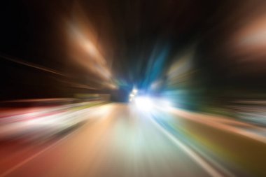 Gece trafik fütüristik hareket ile bulanıklık ve yakınlaştırma efektleri. Üzerinden yol veya sokaklar üzerinde hareket eden bir arabanın içinde ateş.