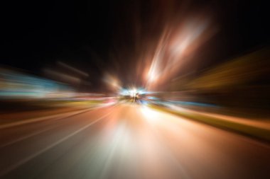 Gece trafik fütüristik hareket ile bulanıklık ve yakınlaştırma efektleri. Üzerinden yol veya sokaklar üzerinde hareket eden bir arabanın içinde ateş.