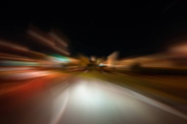 Gece trafik fütüristik hareket ile bulanıklık ve yakınlaştırma efektleri. Üzerinden yol veya sokaklar üzerinde hareket eden bir arabanın içinde ateş.