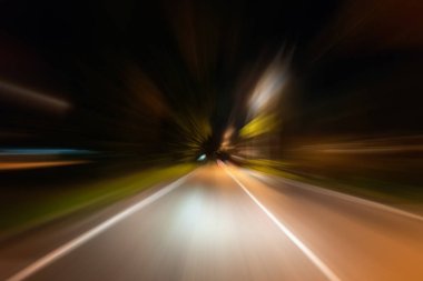 Gece trafik fütüristik hareket ile bulanıklık ve yakınlaştırma efektleri. Üzerinden yol veya sokaklar üzerinde hareket eden bir arabanın içinde ateş.