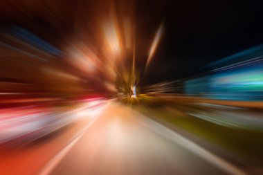 Gece trafik fütüristik hareket ile bulanıklık ve yakınlaştırma efektleri. Üzerinden yol veya sokaklar üzerinde hareket eden bir arabanın içinde ateş.