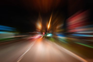 Gece trafik fütüristik hareket ile bulanıklık ve yakınlaştırma efektleri. Üzerinden yol veya sokaklar üzerinde hareket eden bir arabanın içinde ateş.