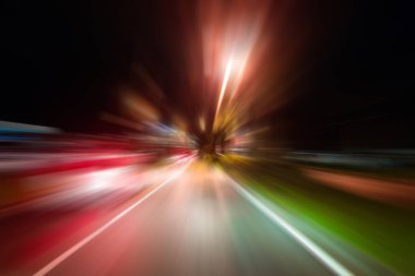 Gece trafik fütüristik hareket ile bulanıklık ve yakınlaştırma efektleri. Üzerinden yol veya sokaklar üzerinde hareket eden bir arabanın içinde ateş.