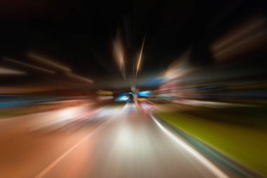 Gece trafik fütüristik hareket ile bulanıklık ve yakınlaştırma efektleri. Üzerinden yol veya sokaklar üzerinde hareket eden bir arabanın içinde ateş.