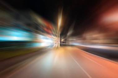 Gece trafik fütüristik hareket ile bulanıklık ve yakınlaştırma efektleri. Üzerinden yol veya sokaklar üzerinde hareket eden bir arabanın içinde ateş.