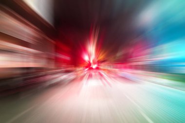 Gece trafik fütüristik hareket ile bulanıklık ve yakınlaştırma efektleri. Üzerinden yol veya sokaklar üzerinde hareket eden bir arabanın içinde ateş.