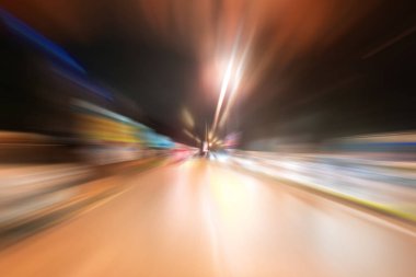 Gece trafik fütüristik hareket ile bulanıklık ve yakınlaştırma efektleri. Üzerinden yol veya sokaklar üzerinde hareket eden bir arabanın içinde ateş.