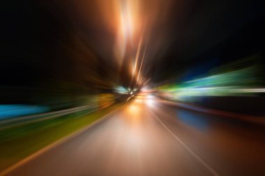 Gece trafik fütüristik hareket ile bulanıklık ve yakınlaştırma efektleri. Üzerinden yol veya sokaklar üzerinde hareket eden bir arabanın içinde ateş.
