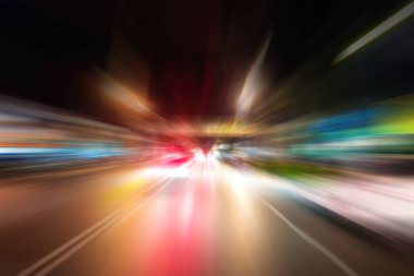 Gece trafik fütüristik hareket ile bulanıklık ve yakınlaştırma efektleri. Üzerinden yol veya sokaklar üzerinde hareket eden bir arabanın içinde ateş.