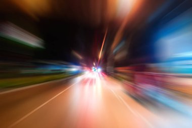 Gece trafik fütüristik hareket ile bulanıklık ve yakınlaştırma efektleri. Üzerinden yol veya sokaklar üzerinde hareket eden bir arabanın içinde ateş.