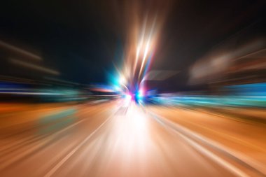 Gece trafik fütüristik hareket ile bulanıklık ve yakınlaştırma efektleri. Üzerinden yol veya sokaklar üzerinde hareket eden bir arabanın içinde ateş.
