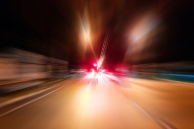 Gece trafik fütüristik hareket ile bulanıklık ve yakınlaştırma efektleri. Üzerinden yol veya sokaklar üzerinde hareket eden bir arabanın içinde ateş.