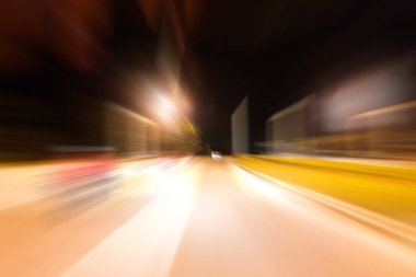 Gece trafik fütüristik hareket ile bulanıklık ve yakınlaştırma efektleri. Üzerinden yol veya sokaklar üzerinde hareket eden bir arabanın içinde ateş.