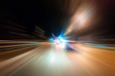 Gece trafik fütüristik hareket ile bulanıklık ve yakınlaştırma efektleri. Üzerinden yol veya sokaklar üzerinde hareket eden bir arabanın içinde ateş.