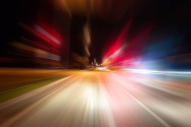 Gece trafik fütüristik hareket ile bulanıklık ve yakınlaştırma efektleri. Üzerinden yol veya sokaklar üzerinde hareket eden bir arabanın içinde ateş.