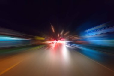 Gece trafik fütüristik hareket ile bulanıklık ve yakınlaştırma efektleri. Üzerinden yol veya sokaklar üzerinde hareket eden bir arabanın içinde ateş.